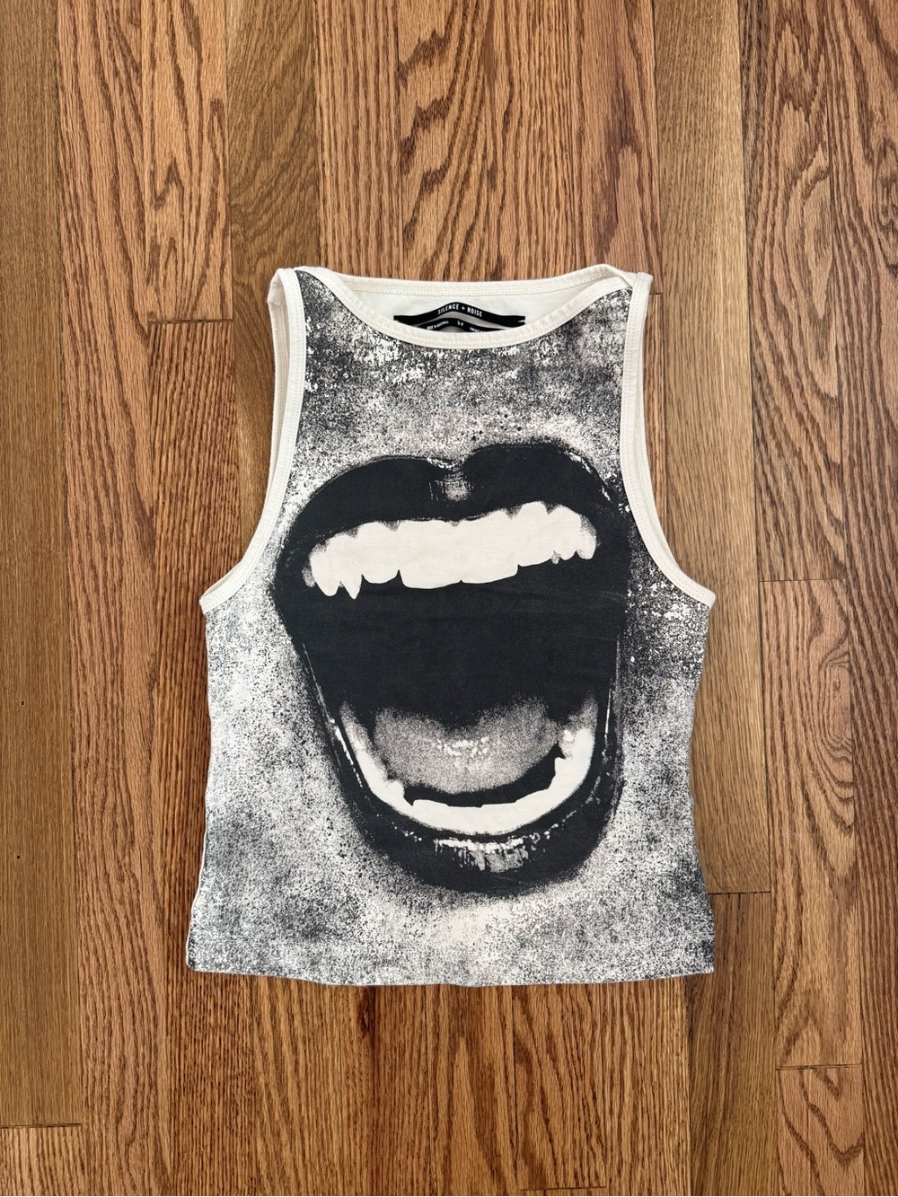 Silence + Noise Mercedes Lips Graphic White Tank Top Urban Outfitters Sz Small